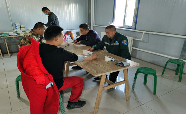 哈密分公司协调三塘湖镇卫生院为矿区员工开展义务巡诊活动-下层动态