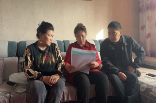 [图文]集团驻坎久干村事情队入户发放“明确卡”讲整理好惠民账-下层动态